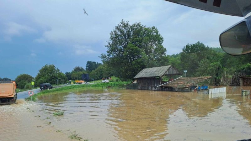EB PATROLA: Poplavljena dvorišta u selu Leskovac (FOTO)